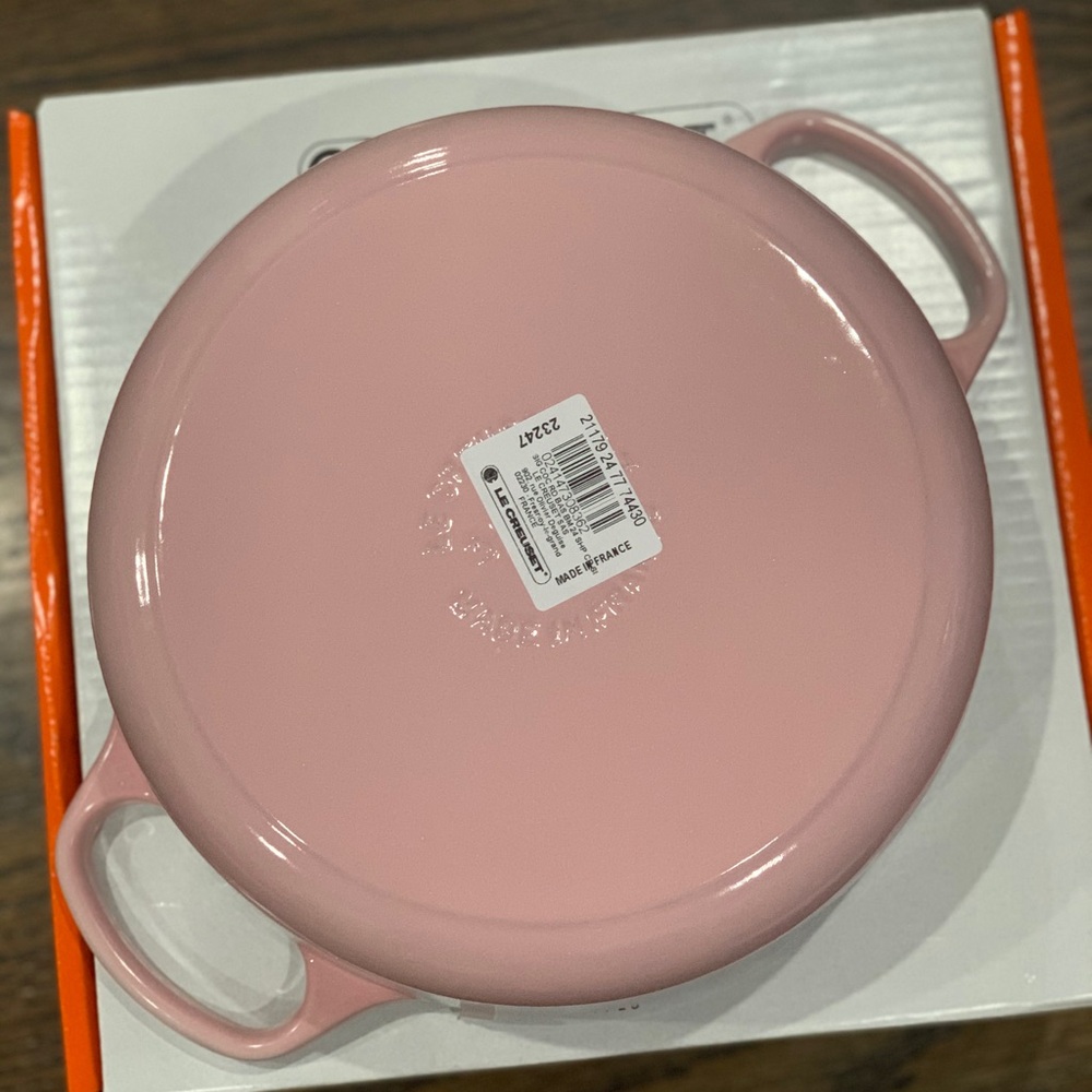 New Le Creuset Shell Pink Wide Round French Oven 24cm - Picture 7 of 7